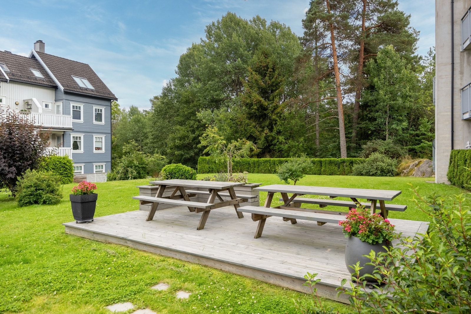 Store grøntarealer opparbeidet med diverse beplatning. Galleribilde