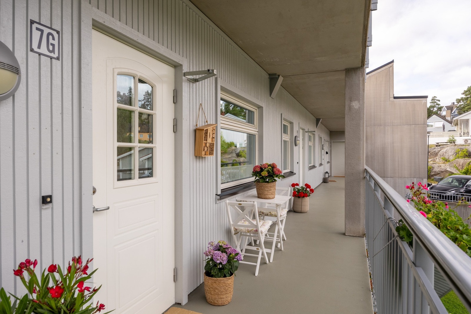 Det er også mulig å innrede med sittegruppe ved inngangspartiet på forsiden, hvor man kan nyte frokosten og lunsjen i morgensolen. Galleribilde