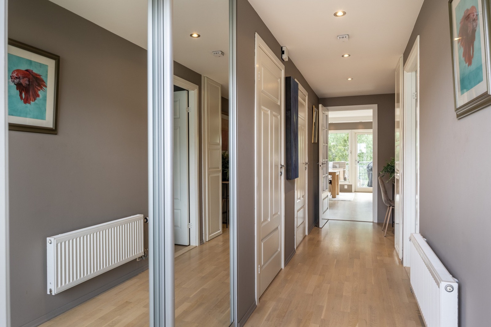 Stor skyvedørsgarderobe med god oppbevaringsplass i gang. Galleribilde