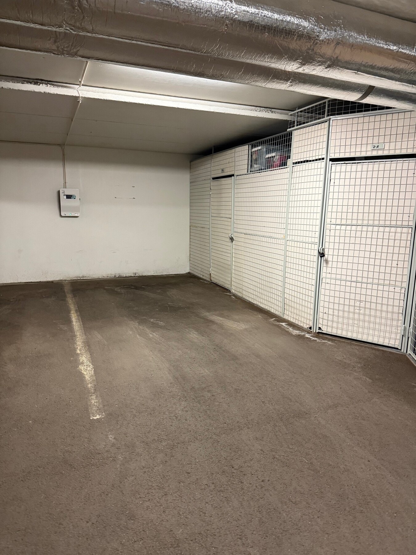 Det medfølger garasjeplass med el-billader. Galleribilde