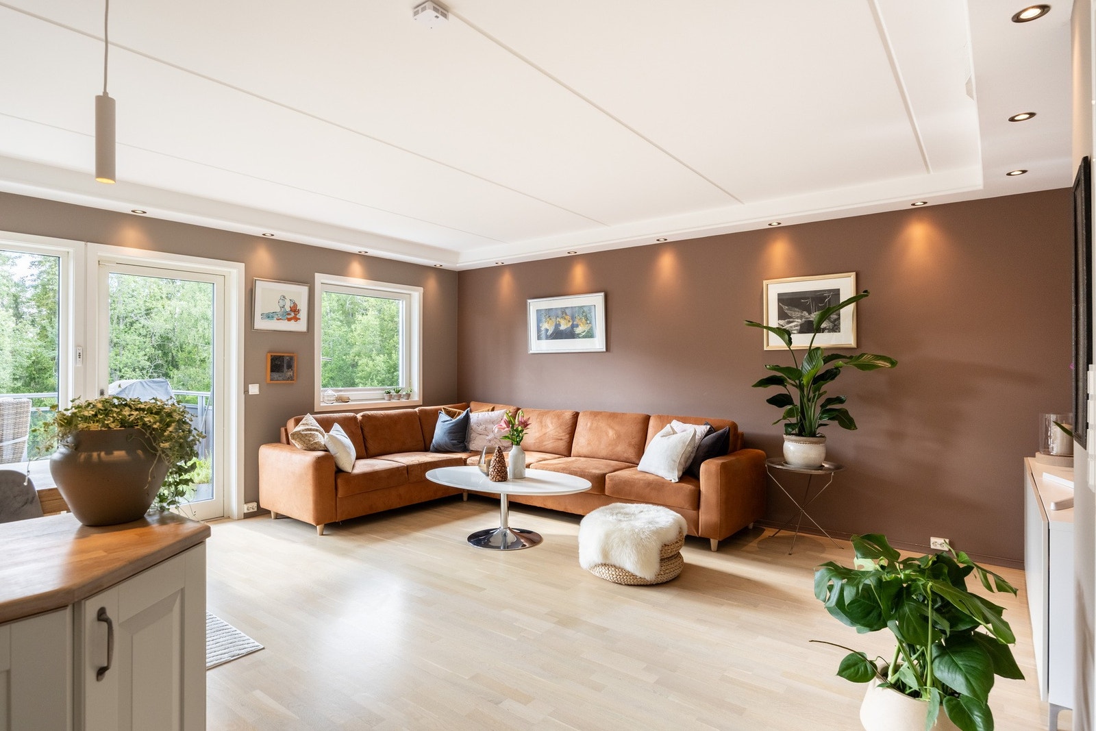 Overflatene er malt i moderne og behagelige fargetoner. Galleribilde