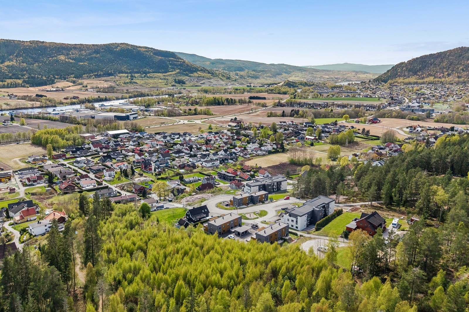 For den aktive og friluftsinteresserte er beliggenheten et stort pluss. Lysløype til Batteriet gir flotte naturopplevelser og panoramautsikt over Eikerbygdene. Herfra kan du ta turen videre til Knabben ,et populært turmål med fantastisk utsikt mot Drammen Galleribilde