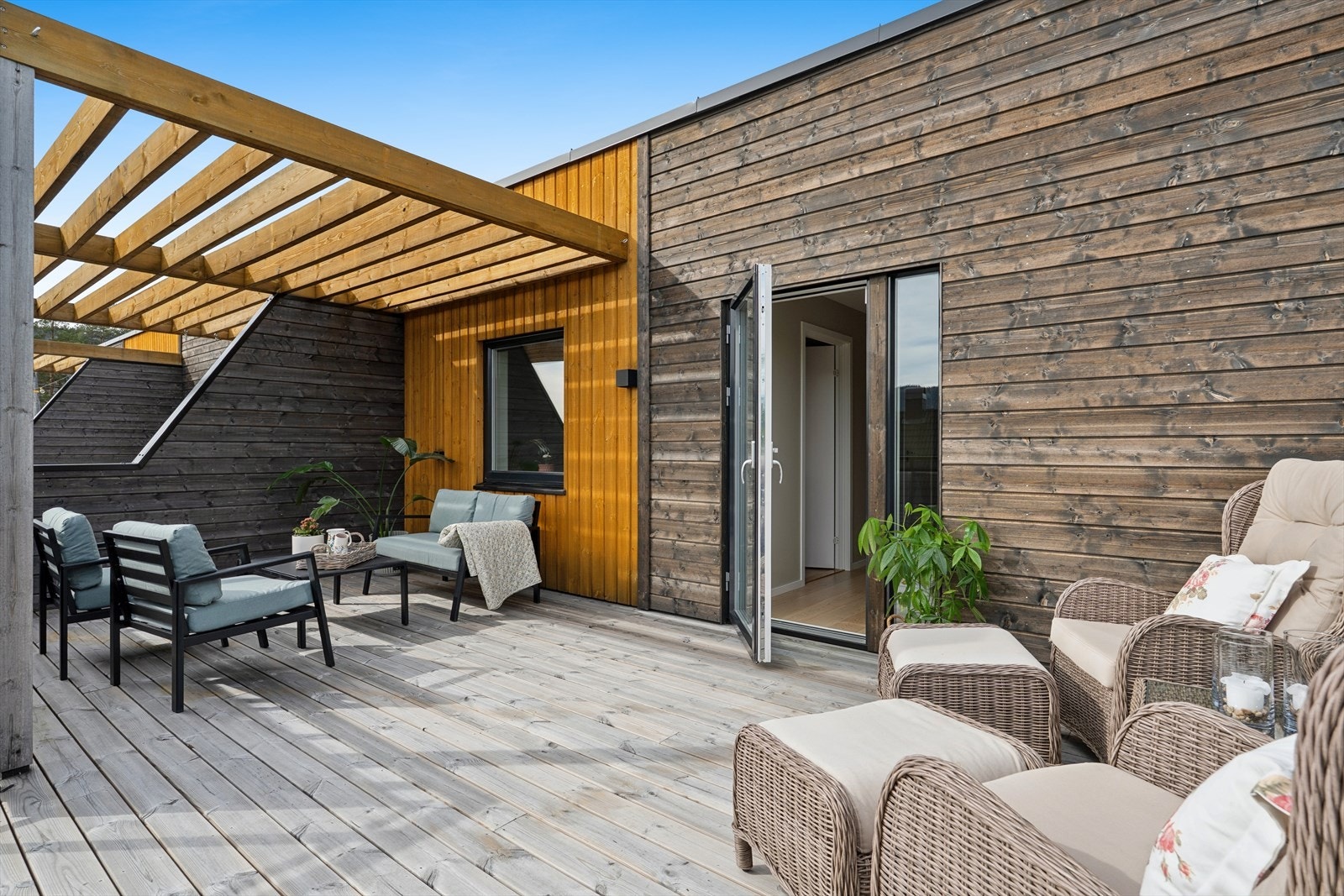 Her er det god plass til flere sittegrupper, og de naturlige materialvalgene gir et moderne, men samtidig varmt uttrykk - et perfekt uteområde for lange sommerdager og hyggelige kvelder Galleribilde