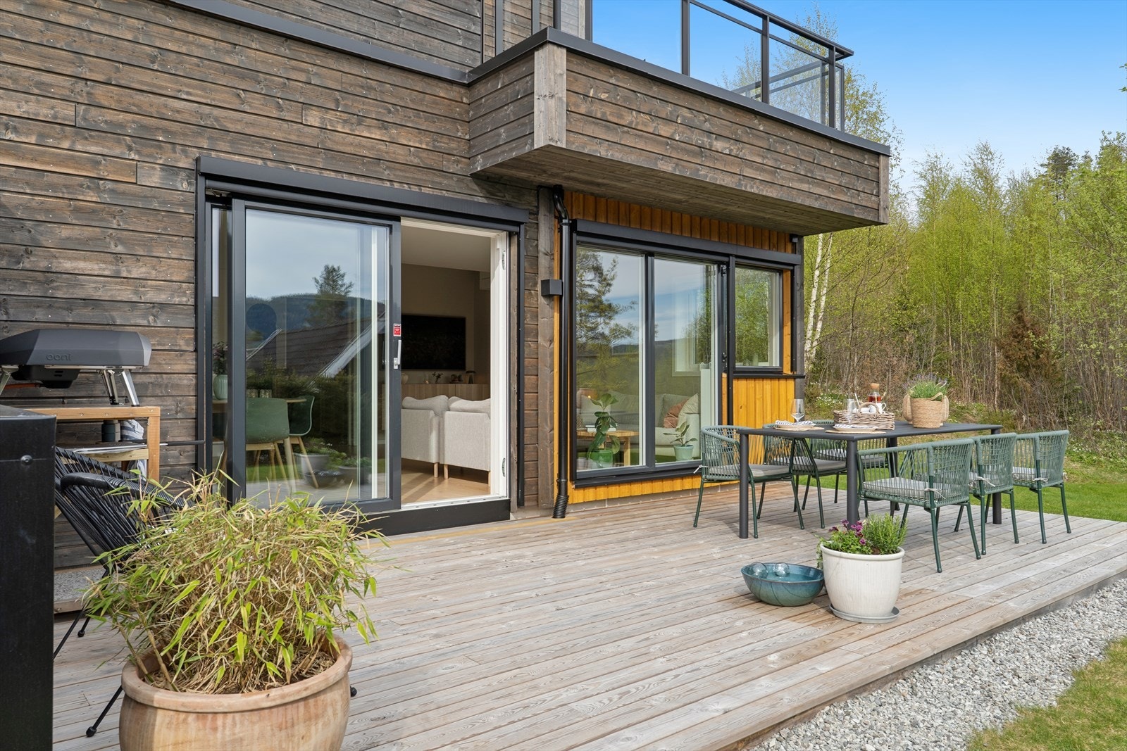 Uteplassene innbyr til ekte hygge og gode øyeblikk. Her kan man trekke seg tilbake med en kaffekopp i solen, samle familie og venner rundt et hyggelig måltid, eller nyte lune kvelder med levende lys, god mat og noe godt i glasset Galleribilde