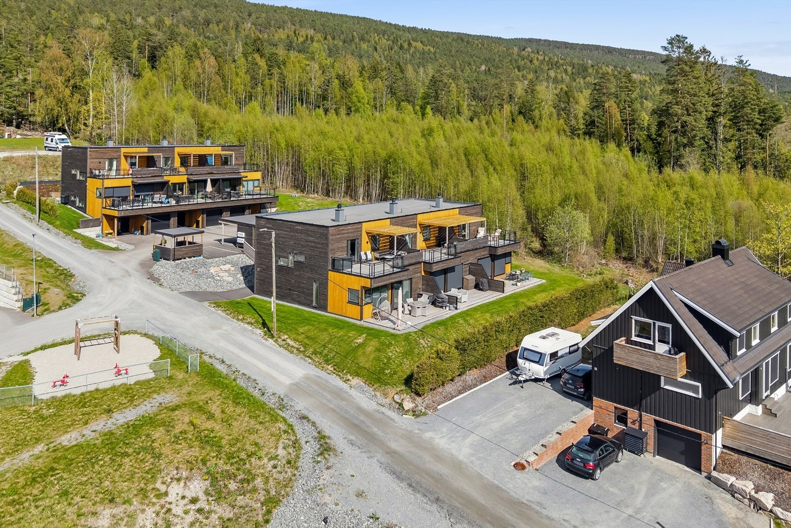 Her får du en god kombinasjon av flotte omgivelser, barnevennlig område og utsikt, med kort vei til daglige servicetilbud. Galleribilde