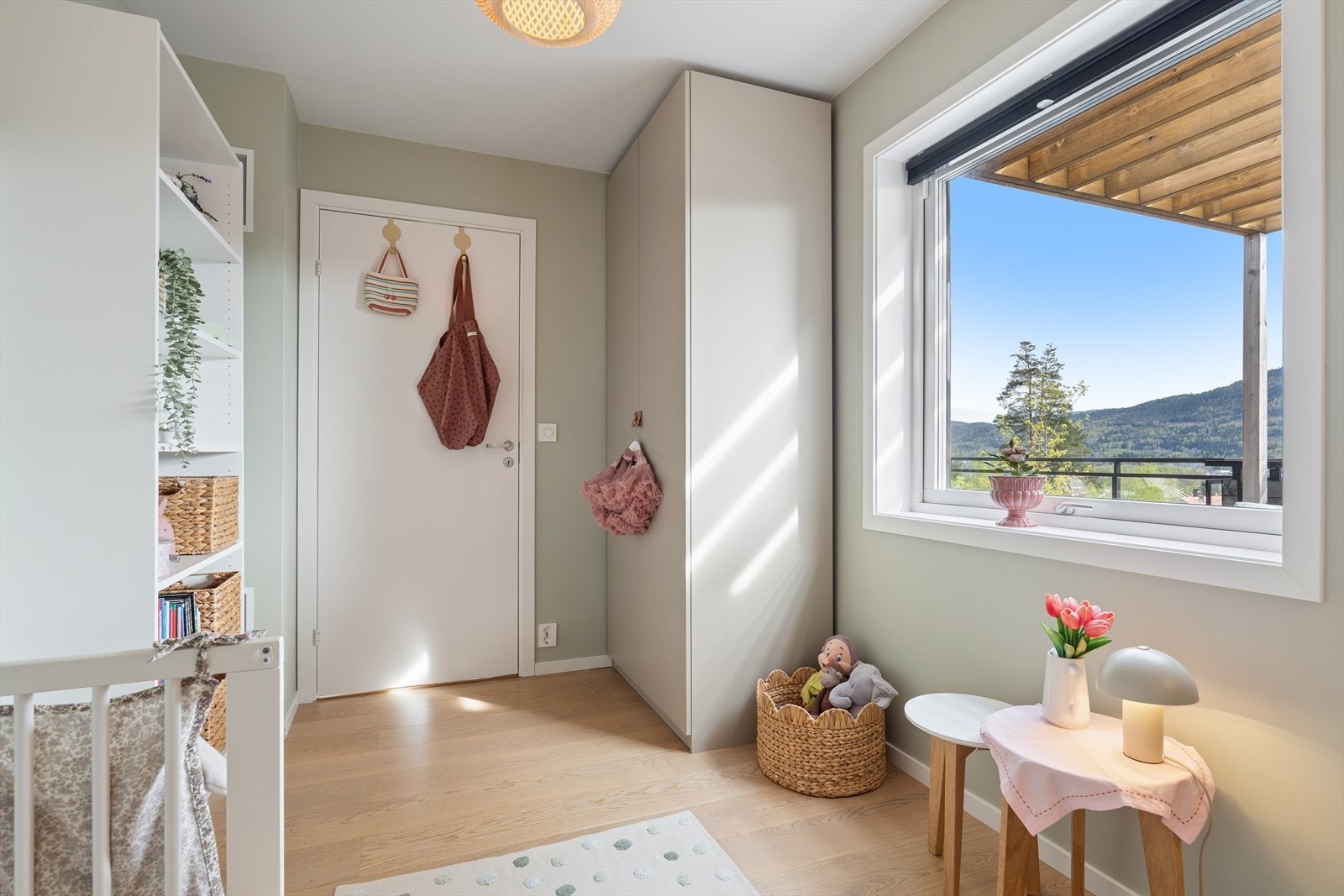 Fargevalget skaper et trivelig miljø som egner seg godt både for lek, hvile og søvn. Rommet har fin utsikt som bidrar til en lys og luftig romfølelse, og byr på gode møbleringsmuligheter. Galleribilde