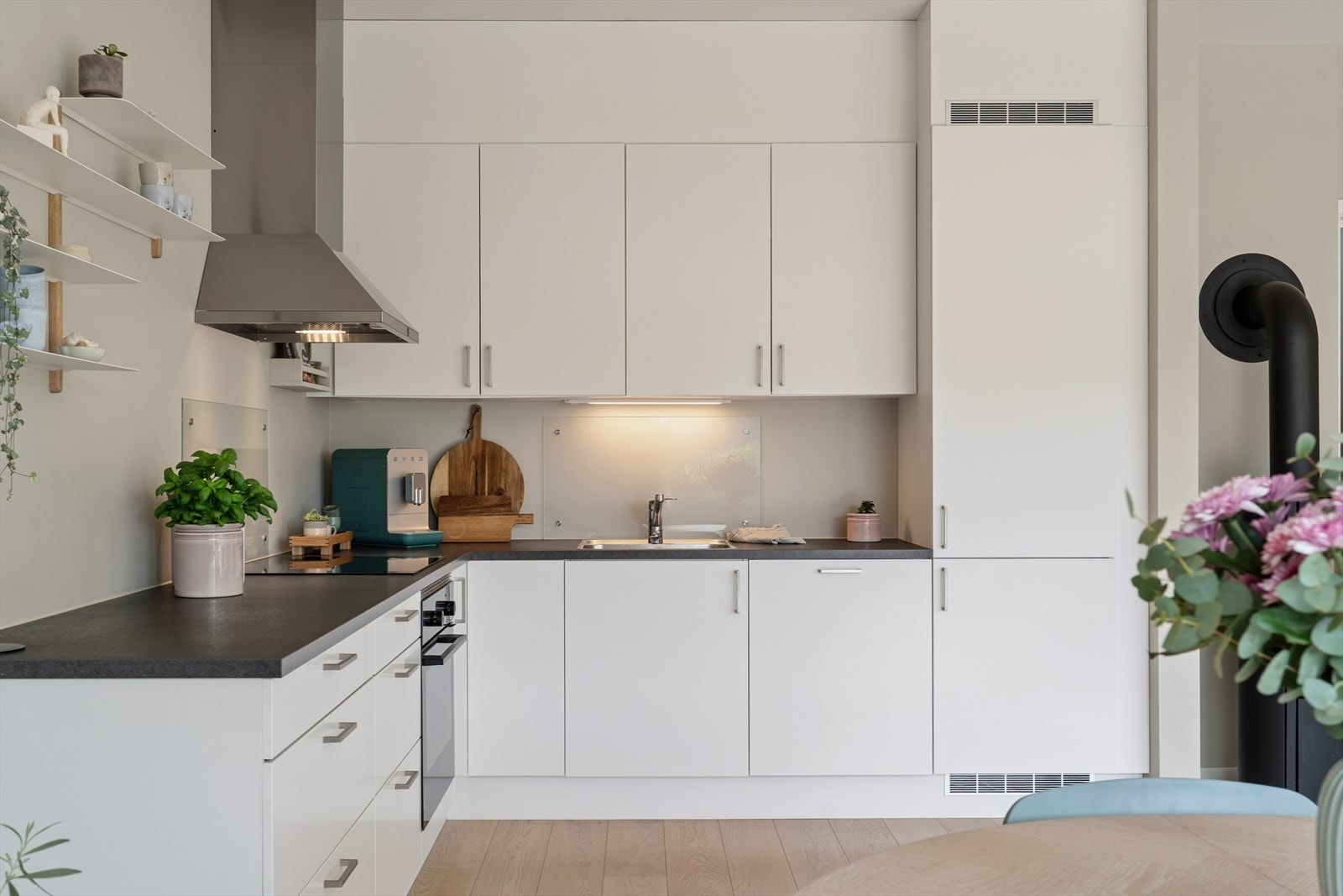 Kjøkkenet er utstyrt med integrerte hvitevarer bestående av kjøl/fryseskap, oppvaskmaskin, induksjonstopp, stekeovn og kjøkkenventilator med avtrekk ut. Videre er det montert både vannstoppsystem og komfyrvakt, som bidrar til økt sikkerhet i hverdagen Galleribilde