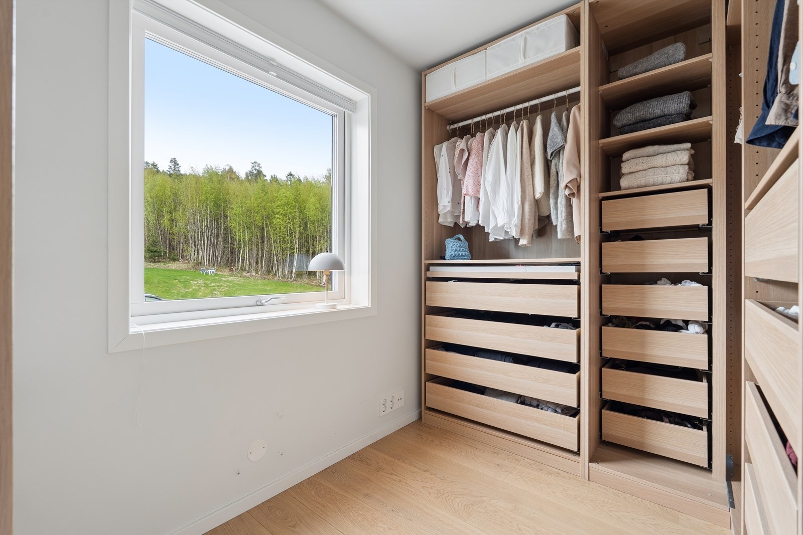Det fjerde soverommet er i dag innredet som et praktisk garderoberom med romslige PAX-garderobeløsninger fra IKEA. Rommet byr på svært gode oppbevaringsmuligheter og fungerer utmerket som walk-in-garderobe. Galleribilde