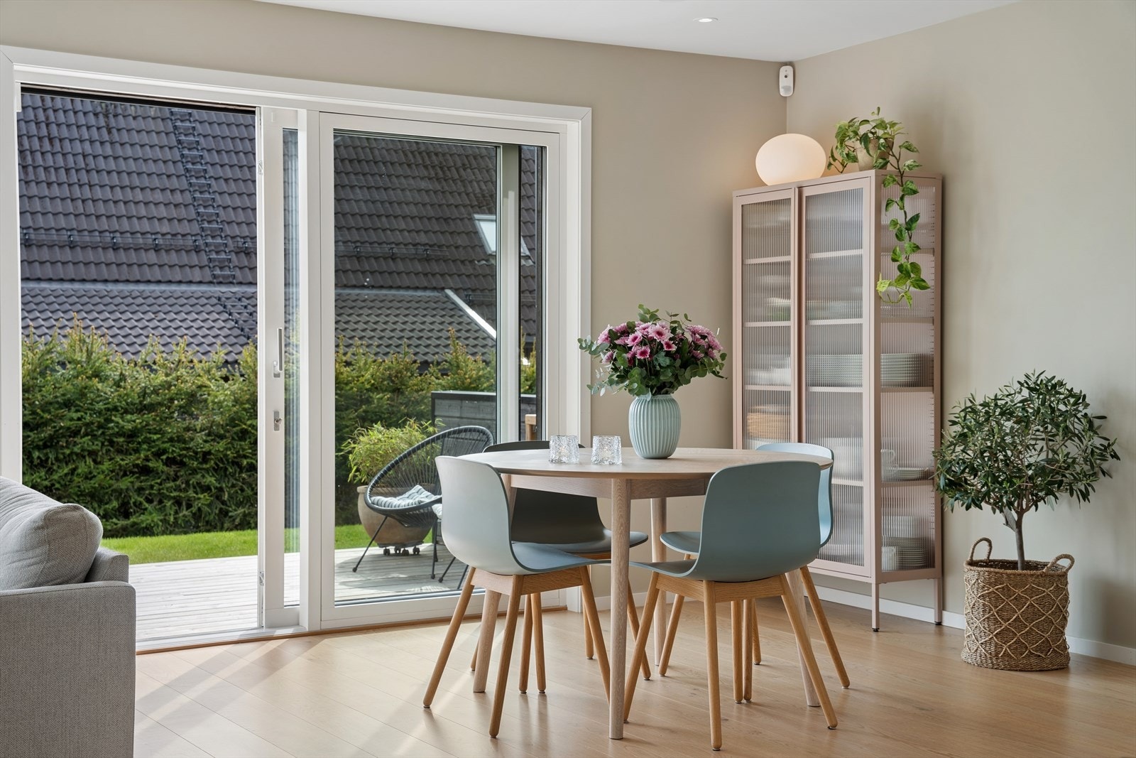 Her kan man enkelt lage mat samtidig som man deltar i samtaler og samvær. Store vindusflater slipper inn rikelig med naturlig lys og skaper en lys, luftig og innbydende atmosfære som inviterer til både sosialt samvær og hyggelige stunder Galleribilde