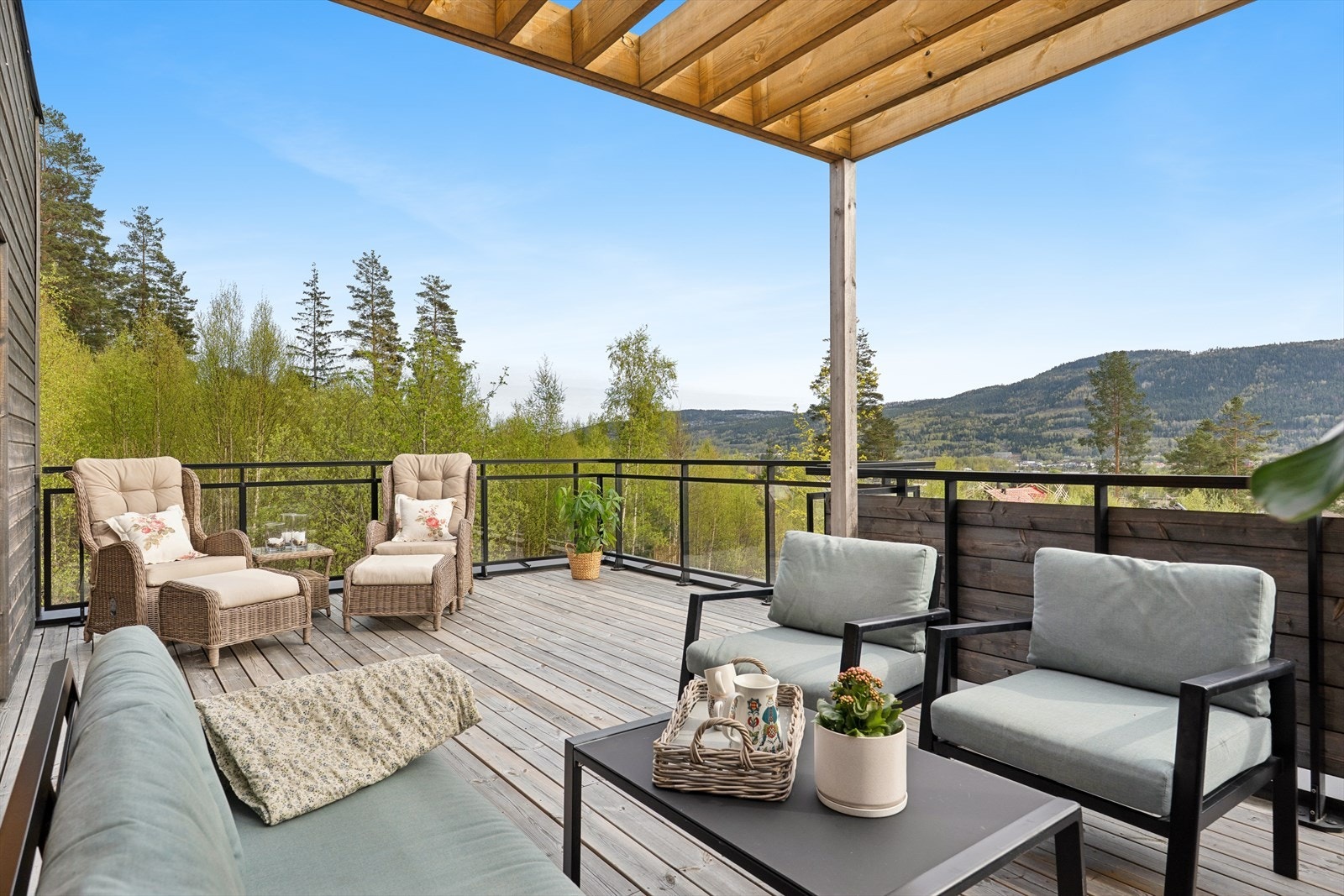 Stor og gjennomført terrasse med flotte soner for både avslapning og sosialt samvær. Terrassen har direkte utgang fra innenrom og byr på en lun og innbydende atmosfære med pergolaløsning som skjermer mot solen Galleribilde
