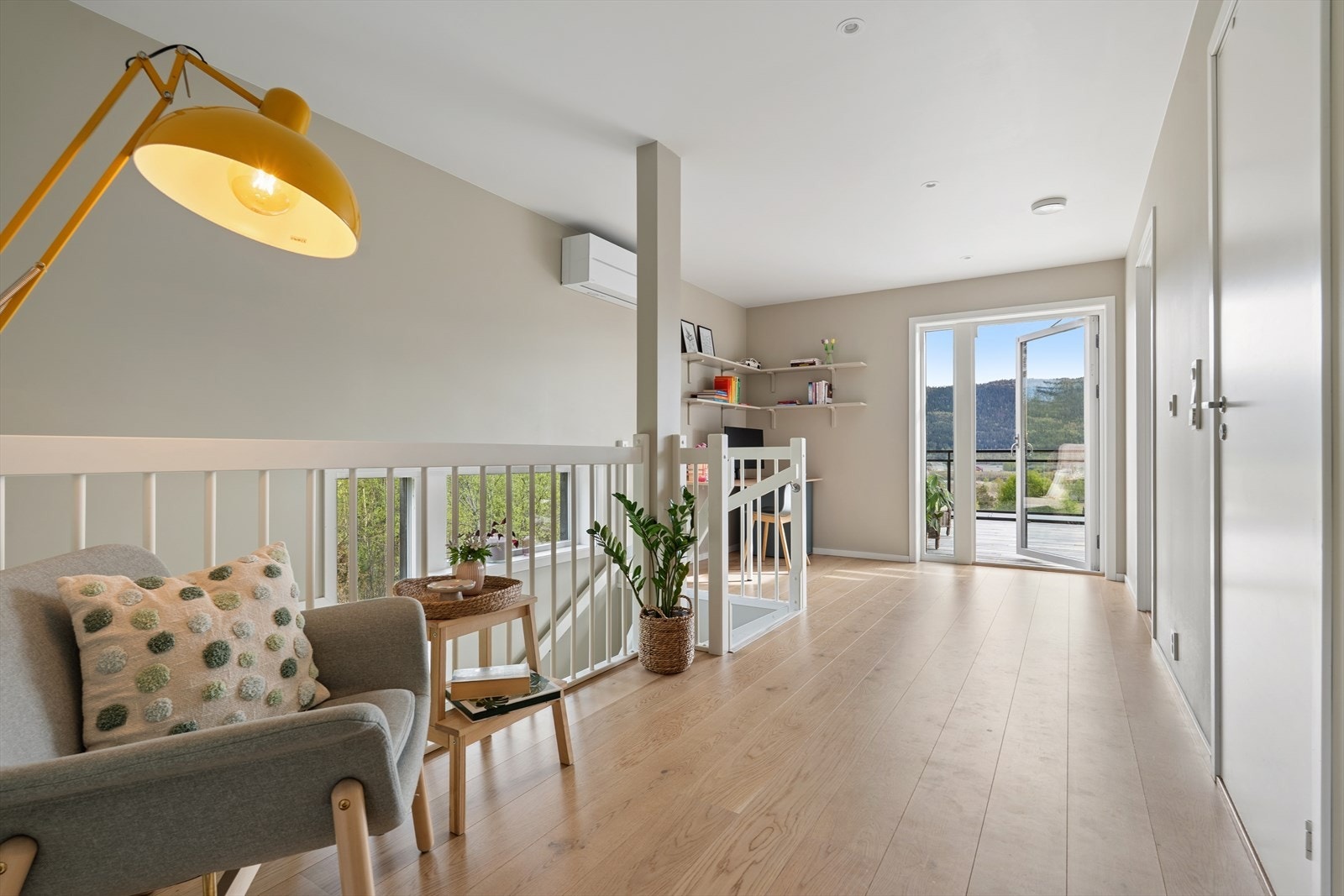 Loftstuen fremstår som et lyst og innbydende oppholdsrom med en fleksibel bruksmulighet og en hyggelig atmosfære med utgang til romslig terrasse med god utsikt Galleribilde