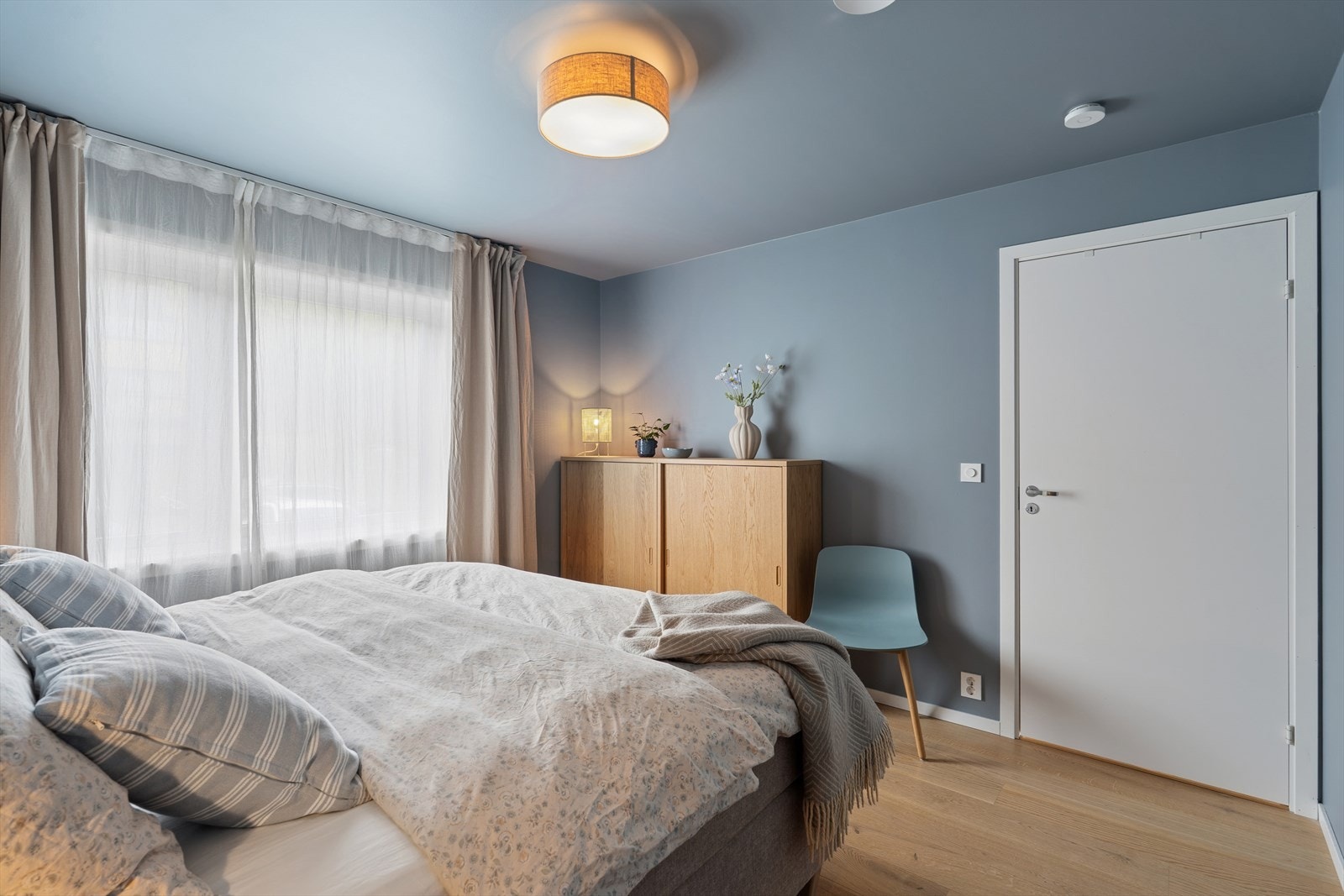 Dette er et soverom som er perfekt tilrettelagt for hvile og komfort - et sted hvor man kan trekke seg tilbake, senke skuldrene og nyte rolige morgener og avslappende kvelder i fredelige omgivelser. Galleribilde