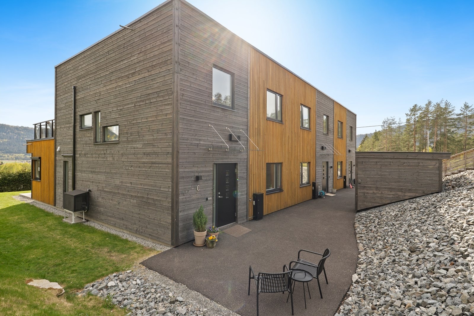 Boligen byr på gjennomtenkte løsninger og en behagelig atmosfære, med 4 soverom, 2 bad og en åpen, sosial stue- og kjøkkenløsning med direkte utgang til en stor, skjermet terrasse Galleribilde