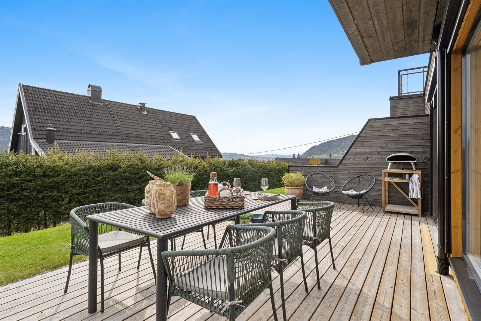 Her er det god plass til utemøbler og beplantning, og uteplassen fungerer som en naturlig forlengelse av stuen - perfekt for hverdagsbruk så vel som hyggelige stunder i helger og ferier Galleribilde