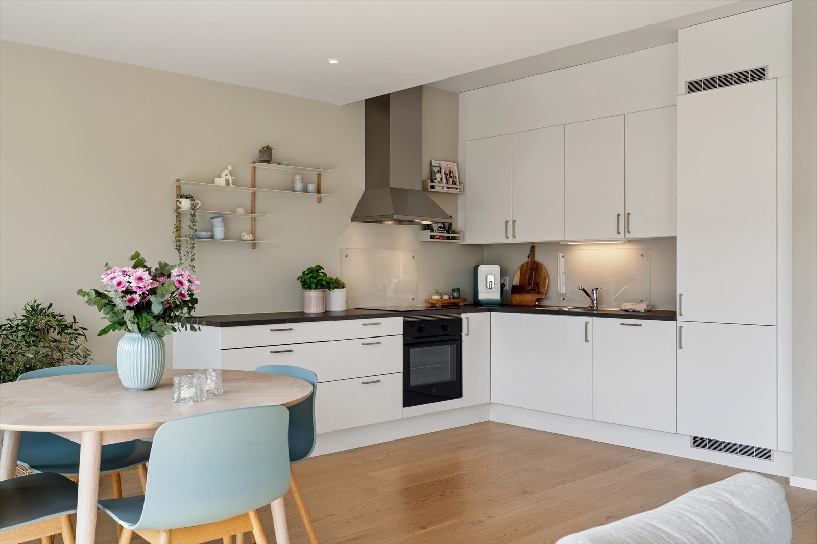 Kjøkkenet fremstår som stilrent og moderne med lys innredning med slette fronter, noe som gir et tidløst og elegant uttrykk. Den praktiske laminatbenkeplaten er både slitesterk og lettstelt. Kjøkkenet har godt med benke- og skapplass Galleribilde
