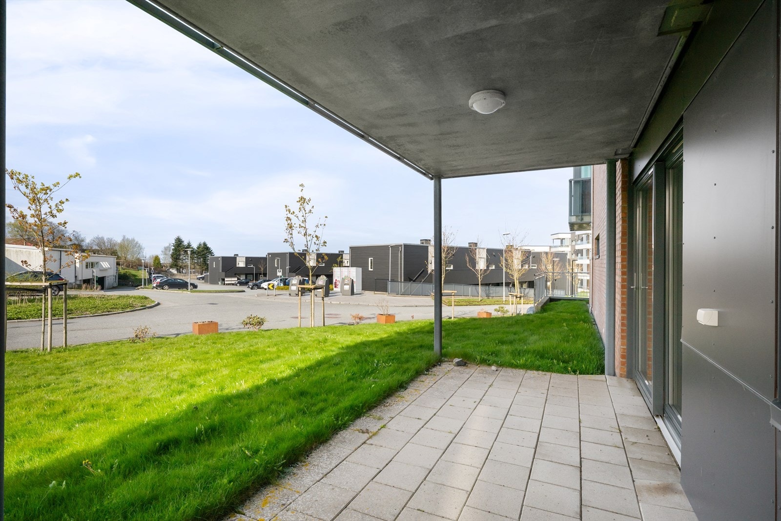 En lettstelt uteplass på bakkeplan med gode solforhold. Galleribilde