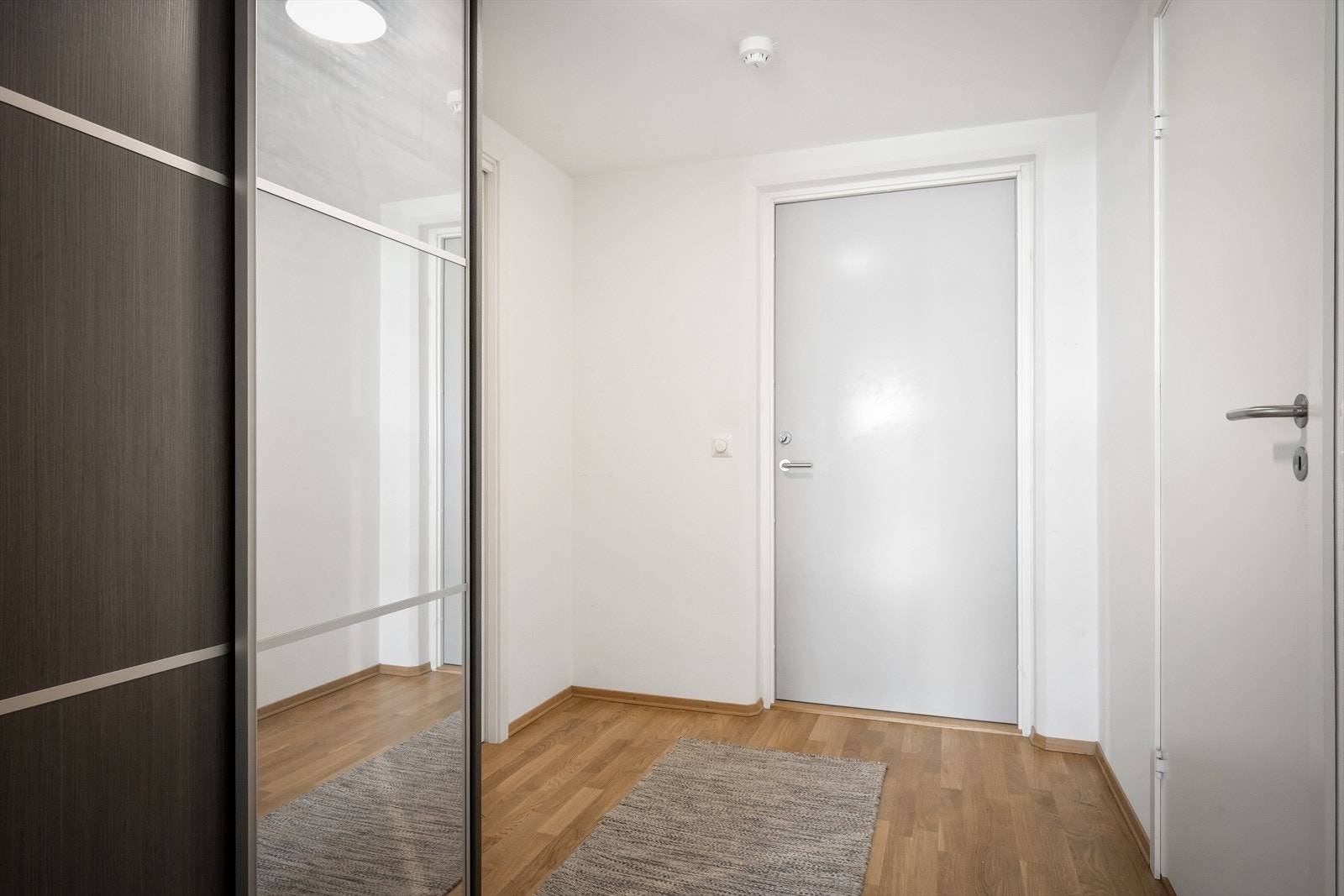 Entréen gir et godt førsteinntrykk og har plass til garderobeløsning. Galleribilde