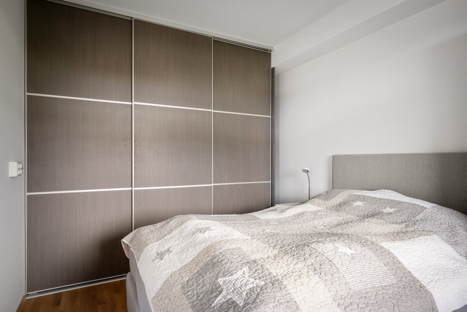 En stor skyvedørsgarderobe gir rikelig med oppbevaringsplass på soverommet. Galleribilde