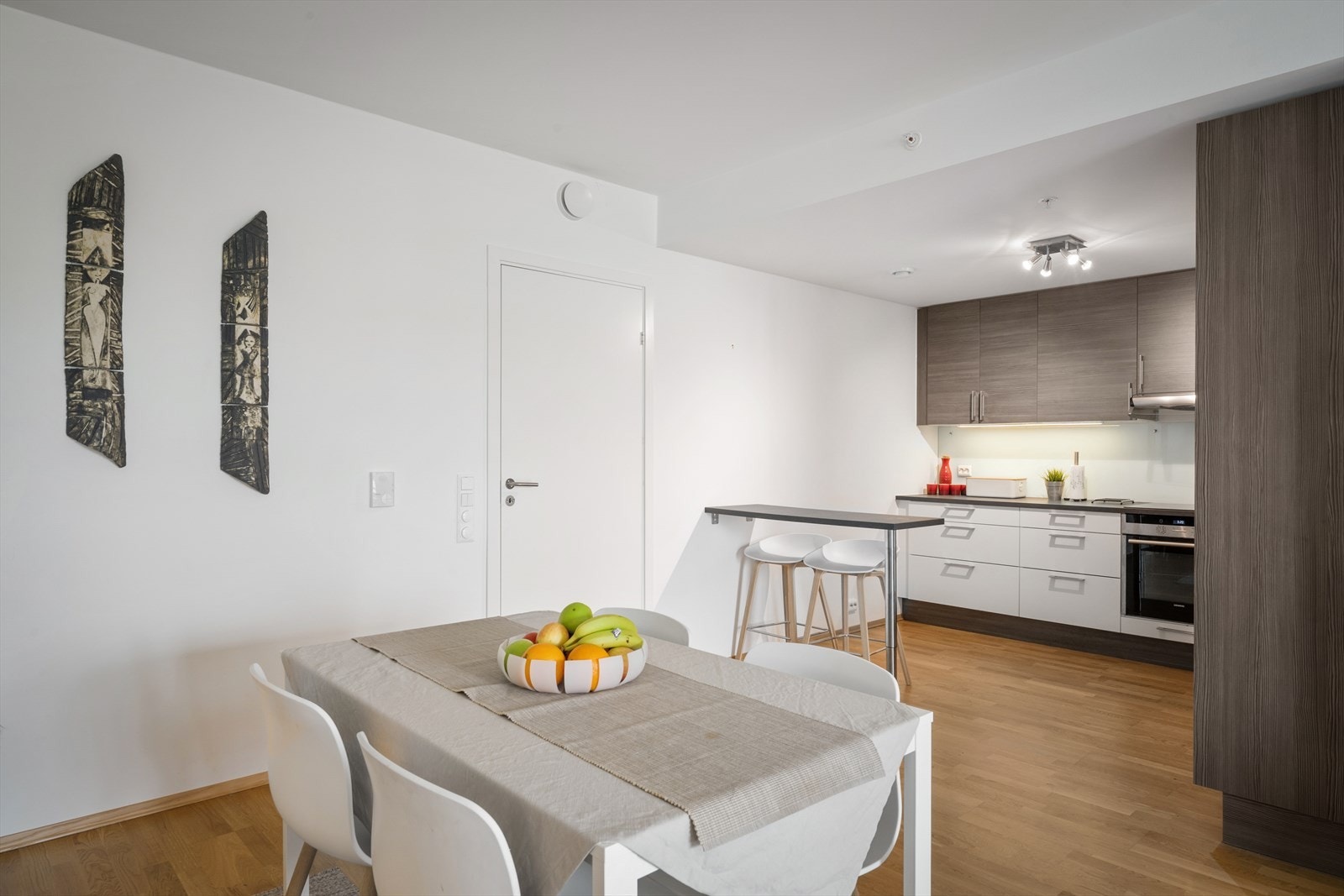 Stuen har plass til både sofagruppe og spisebord. Galleribilde