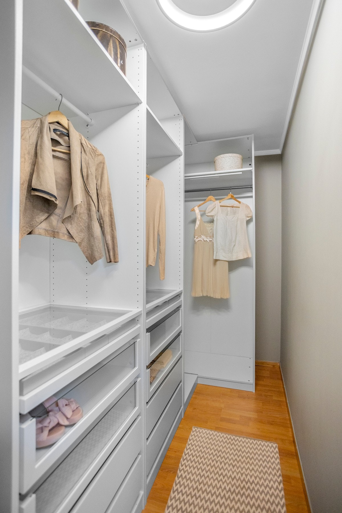 Unik praktisk walk-in-closet med gode oppbevaringsmuligheter, innredet med hyller, skuffer og hengestang. Galleribilde