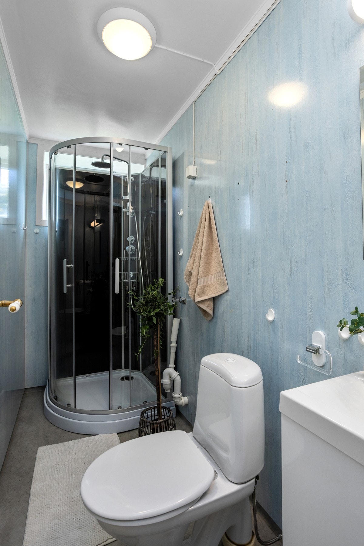 På badet finner du dusjkabinett og toalett, med nytt gulvbelegg fra 2022. Galleribilde
