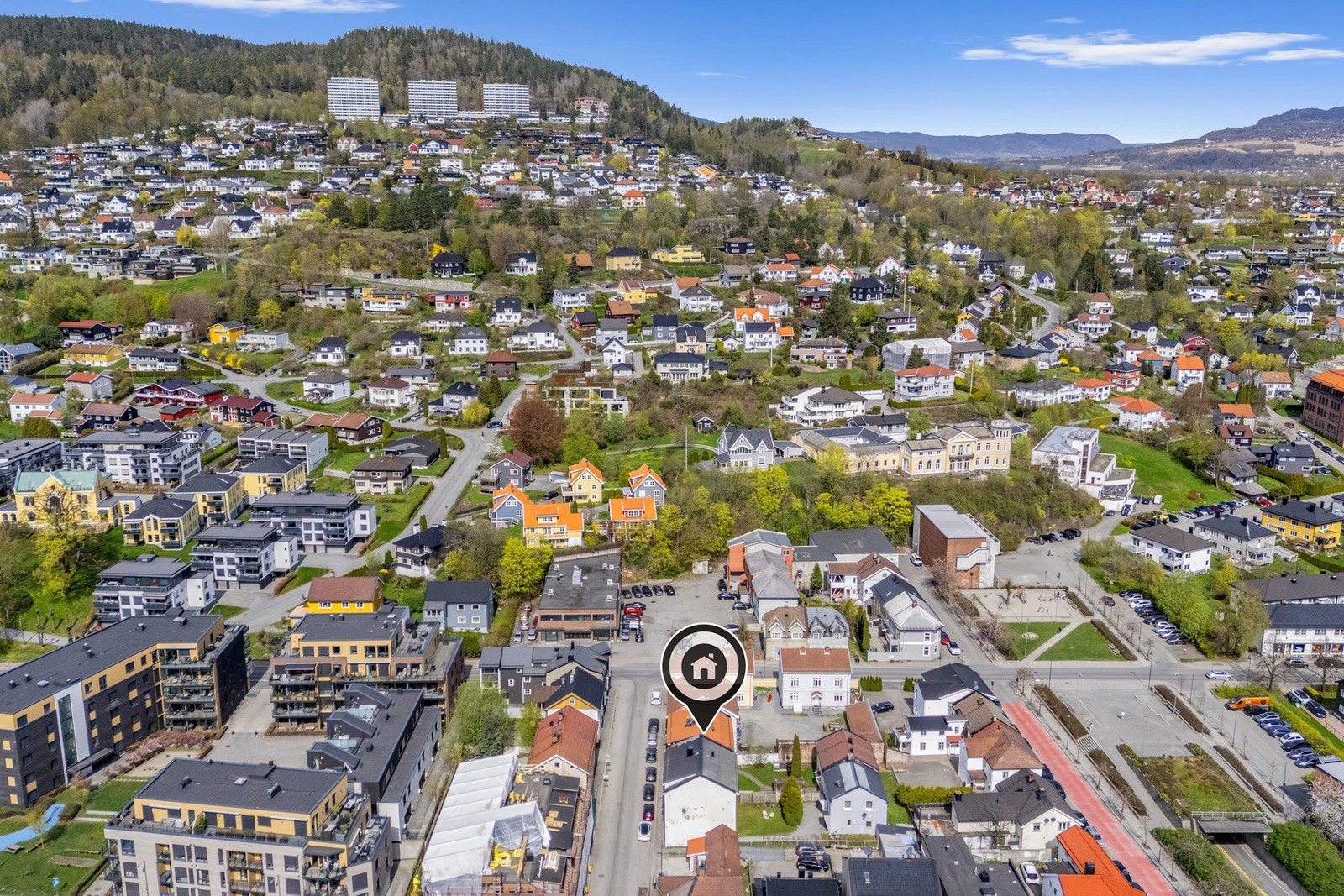 Drammen sentrum byr på promenade langs elva, badeplass og grøntområde. . Galleribilde