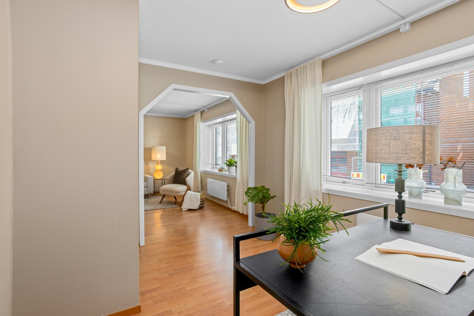 Store vindusflater i hele leiligheten som slipper inn rikelig med dagslys. Galleribilde