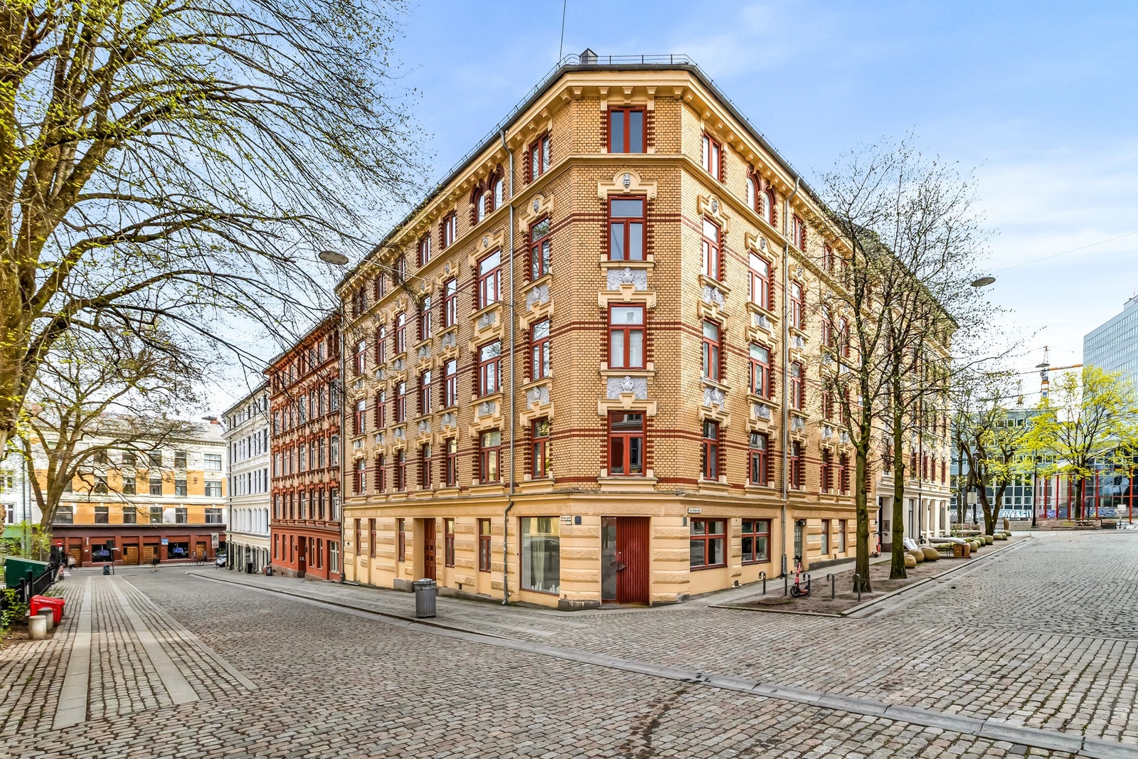 Leiligheten ligger i en flott klassisk bygård. Galleribilde