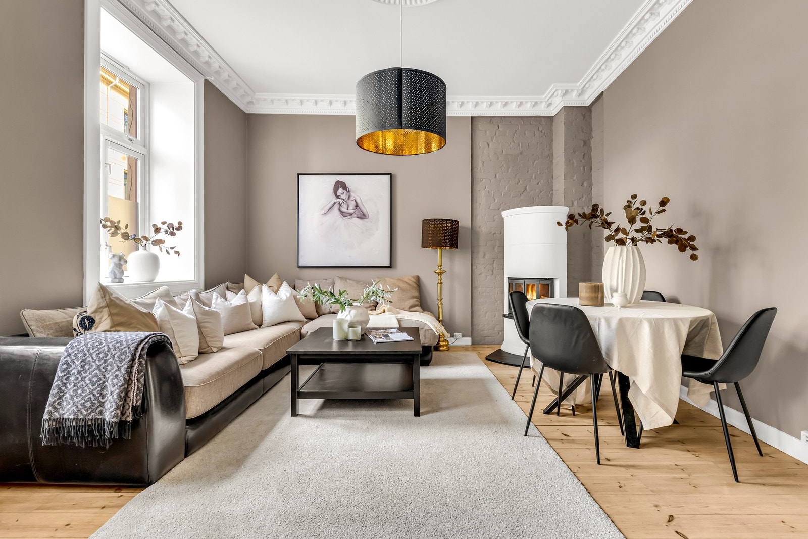 Her får du en bolig med tidløse detaljer, god romfølelse og en lun atmosfære. Galleribilde
