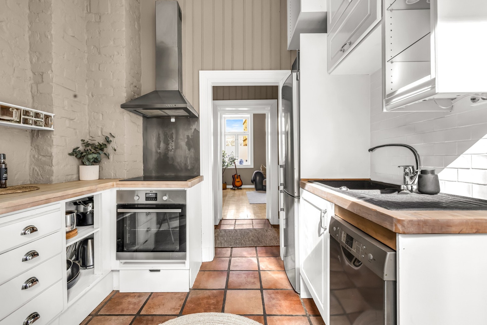 Kjøkkenet er utstyrt med oppvaskkum, ventilator, integrert stekeovn, keramisk koketopp samt opplegg for oppvaskmaskin. Galleribilde