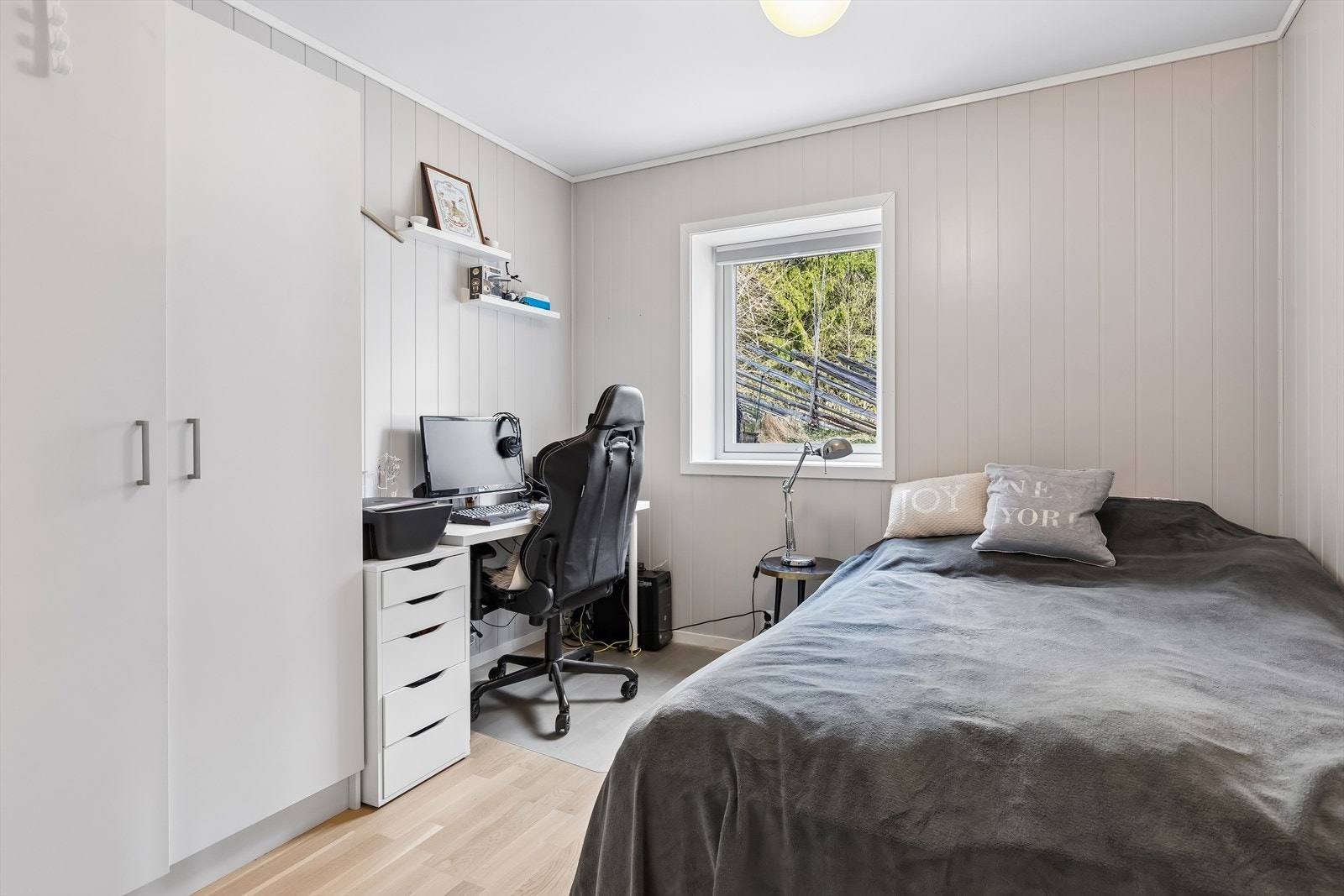 Soverom 3. Alle soverommene har lysegrå mdf plater på veggene. Galleribilde