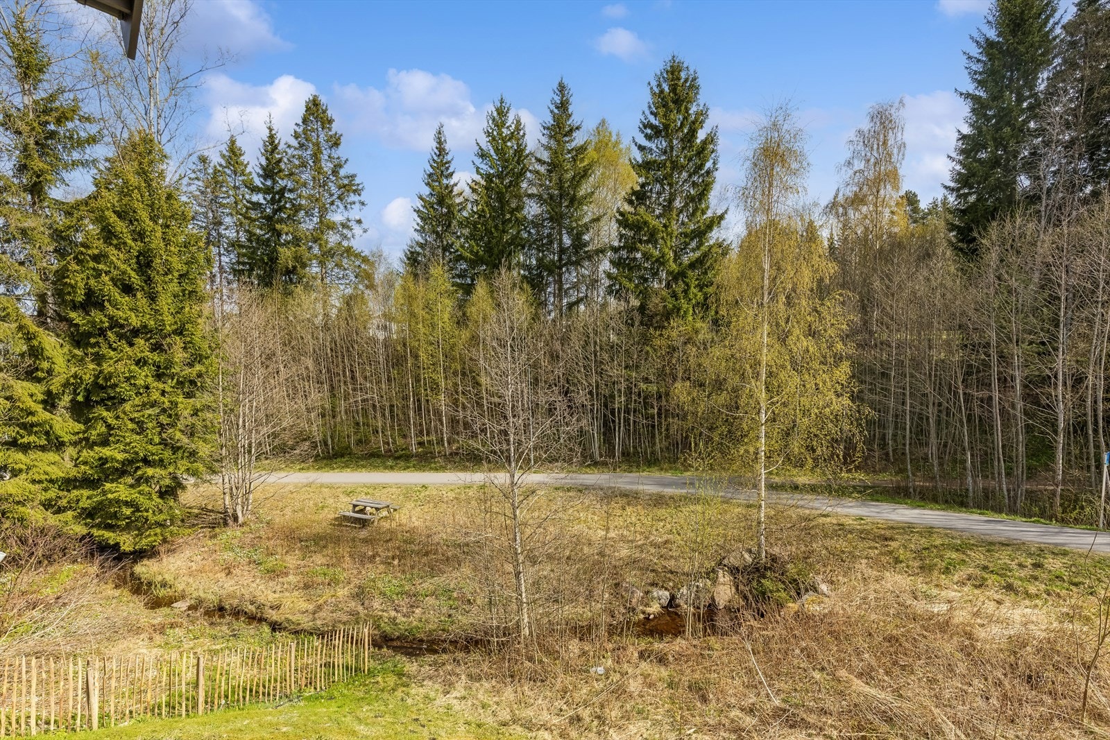 Nærhet til naturen! Herfra går det turstier i fint skogsterreng, og rett ved ligger også idylliske Damlitjernet Galleribilde