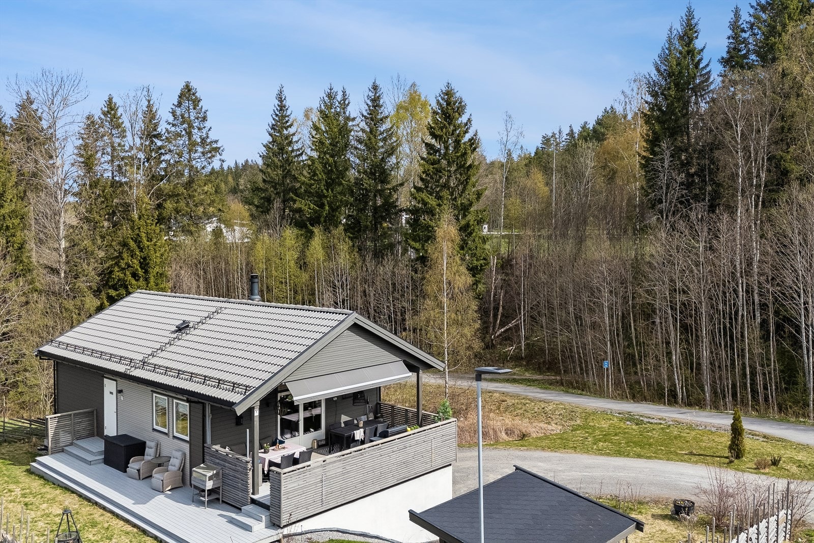 Boligen ligger på en skjermet og fin hjørnetomt som grenser mot naturområde. Galleribilde