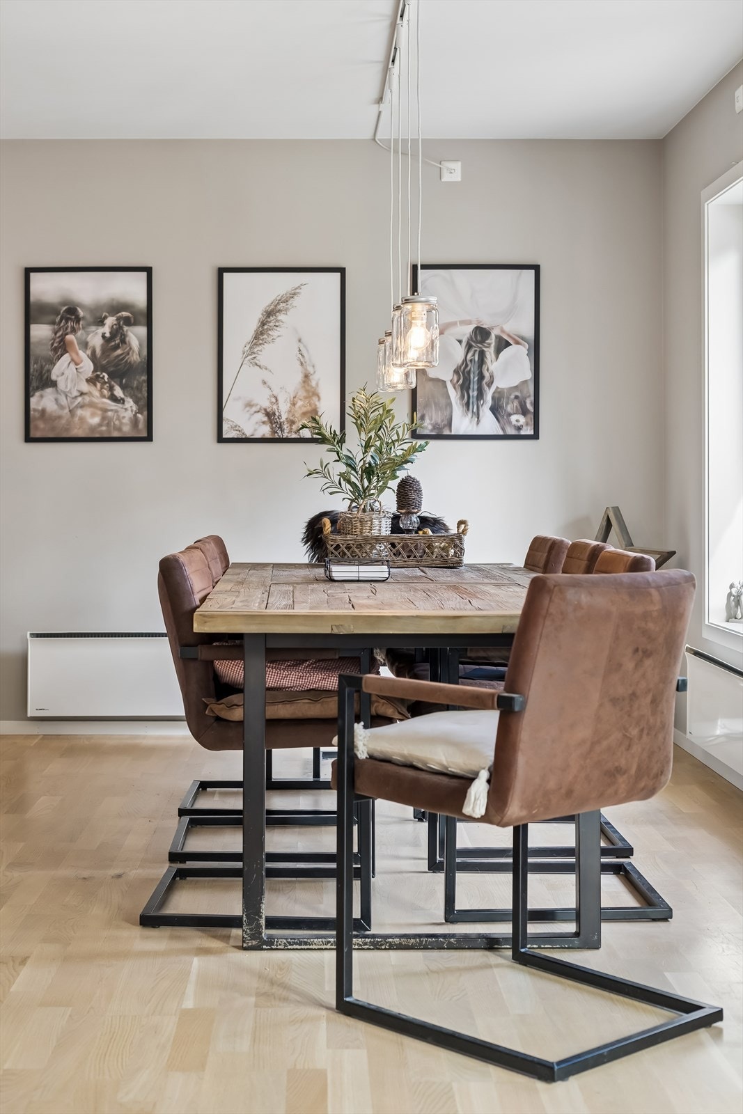 Det er god plass til stort spisebord, perfekt til å samle venner og familie til hyggelige måltider Galleribilde