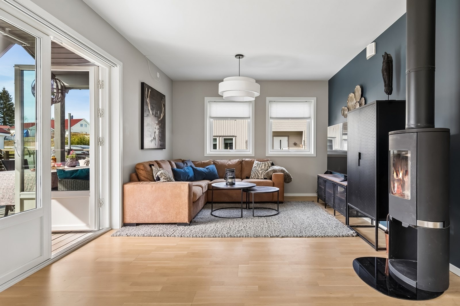 Lun og hyggelig stue med god plass til sofagruppe. Galleribilde