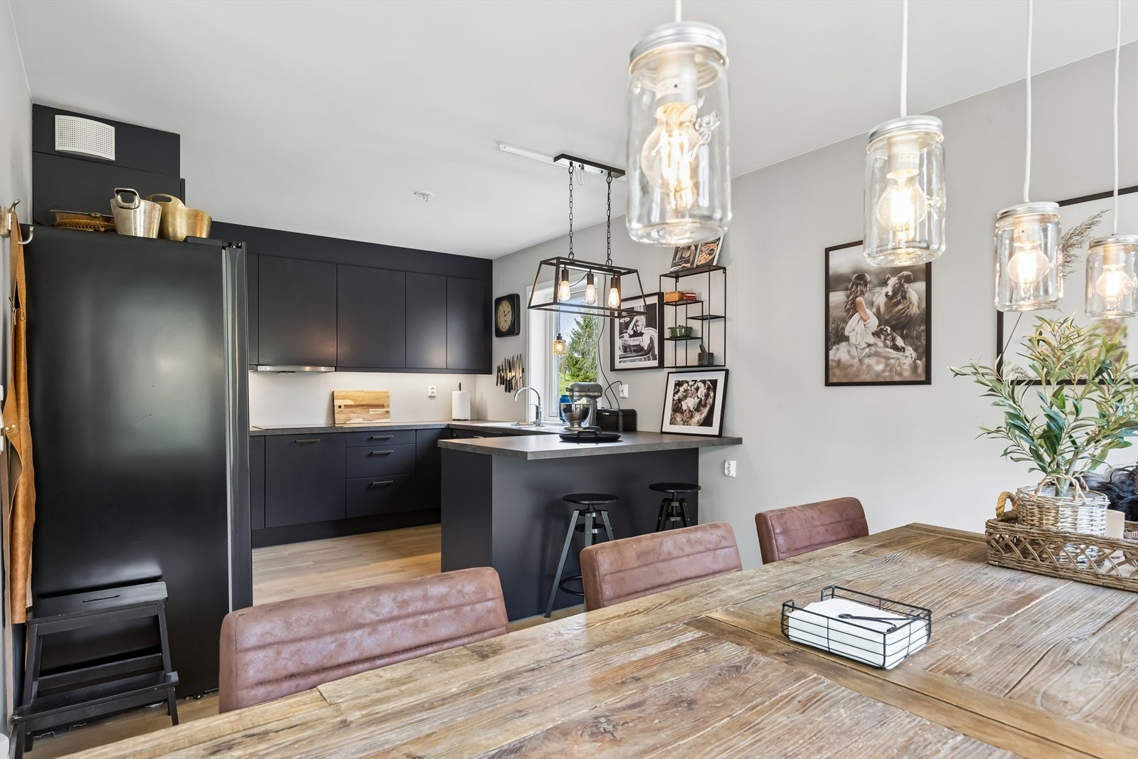 Moderne kjøkkeninnredning m/halvøy med barløsning. Kvalitetsinnredning fra HTH i en lekker farge (midnattsblå). Galleribilde