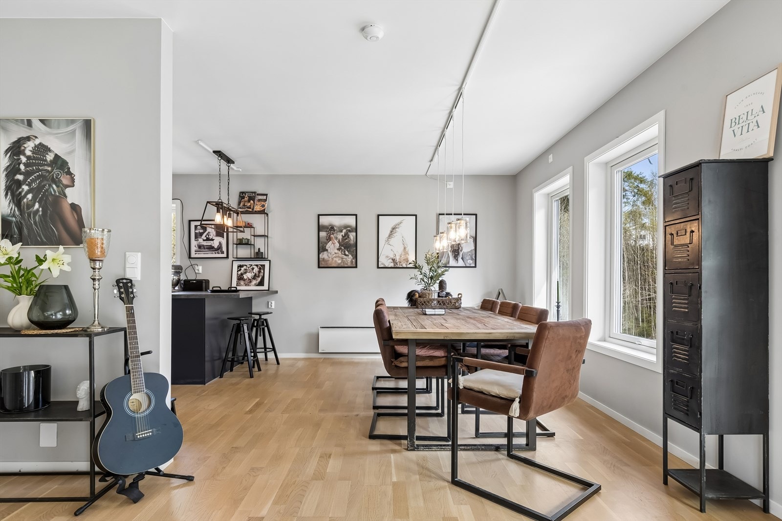 Spisestuen ligger ved kjøkkenet, og her har man vinduer med utsikt til skogen. Galleribilde