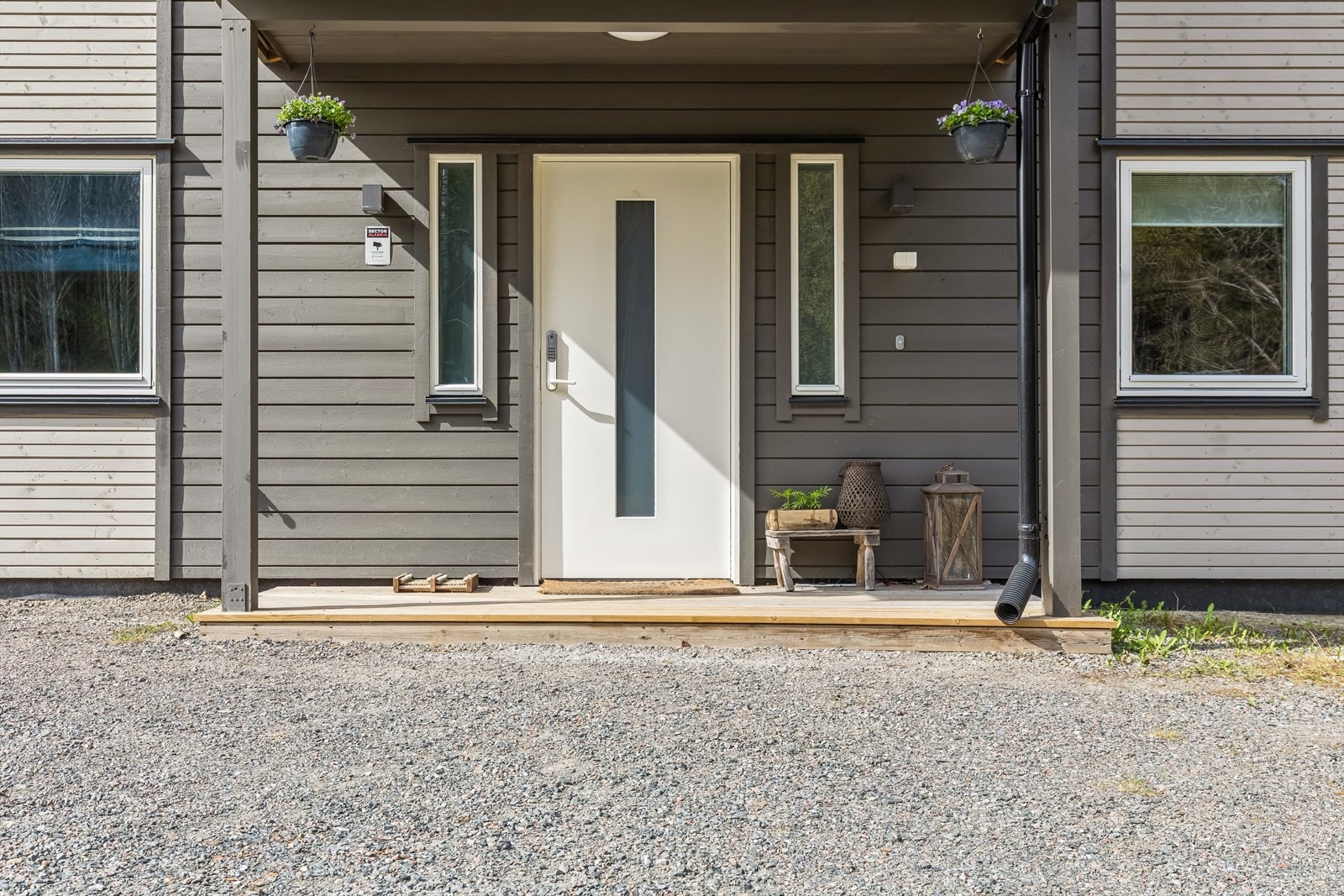 Eneboligen går over to plan, med hovedinngang og carport i sokkeletasjen. Galleribilde