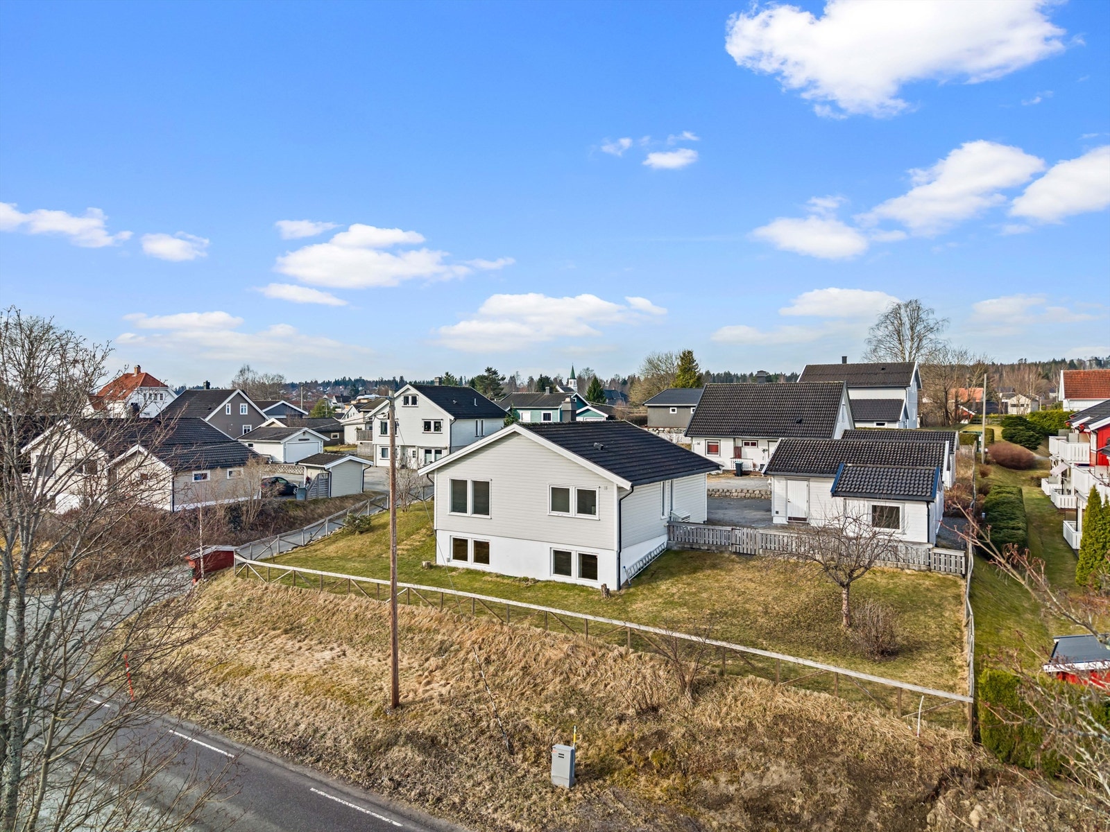 Et familievennlig nabolag med kort vei til Råholt skole, barnehager og Råholt sentrum med AMFI-senteret. Galleribilde