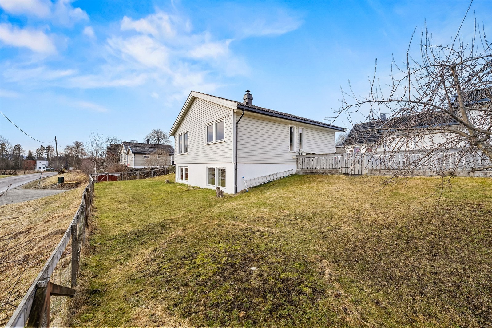 Boligen ligger på en skrånende tomt med plass. Galleribilde