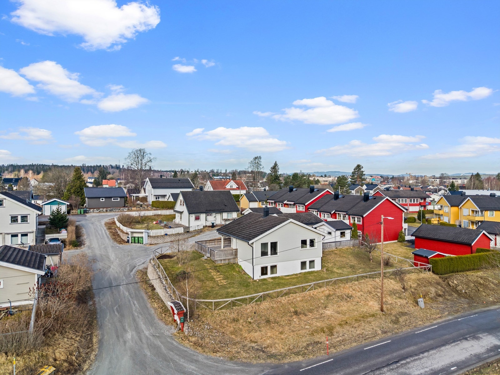 Beliggenheten er ideell for pendlere, med kun ca. 7 minutter med tog til Gardermoen og 30 minutter til Oslo S fra Eidsvoll Verk stasjon. Galleribilde