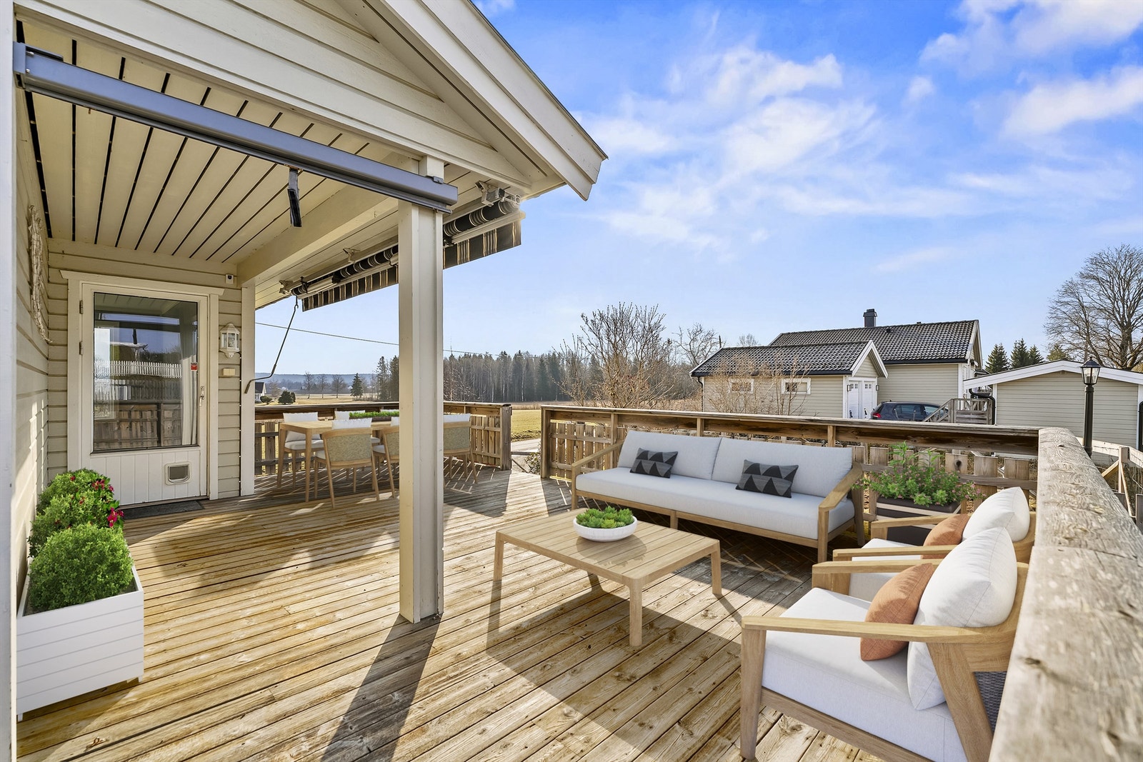 Stor terrasse med plass til flere sittesoner. (Bildet er digitalt stylet) Galleribilde