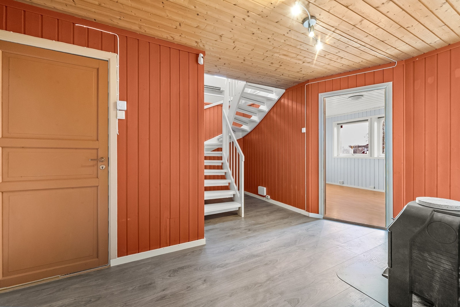 I tillegg til peisovn er det installert en luft-til-luft-varmepumpe som gir effektiv oppvarming. Galleribilde