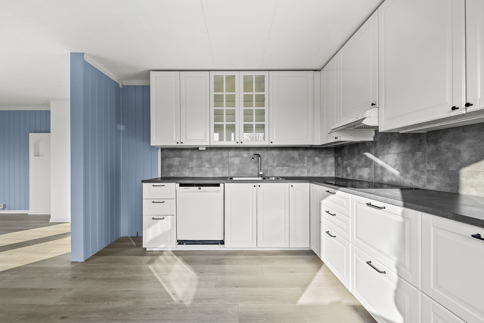 Kjøkkeninnredningen fra Ikea er fra 2021 og har profilerte fronter og benkeplate med laminert overflate. Galleribilde