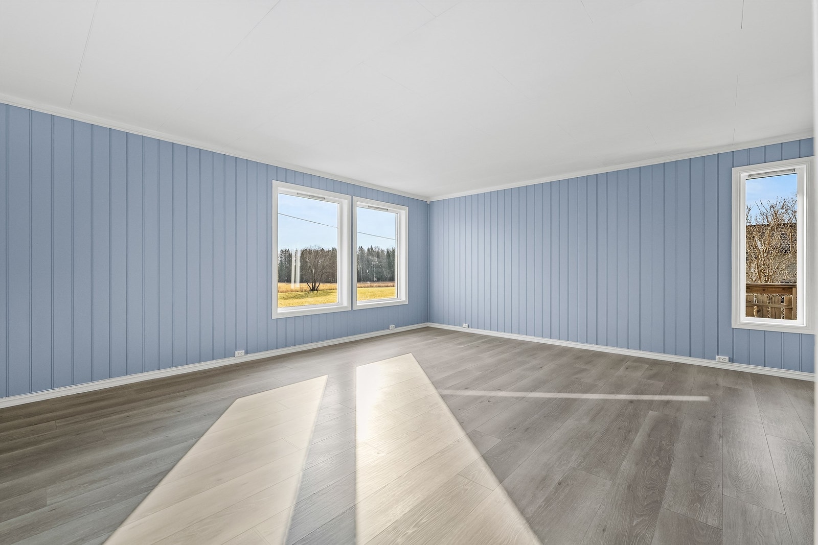 Store vindusflater gir godt med dagslys og utsikt over landskapet. Galleribilde