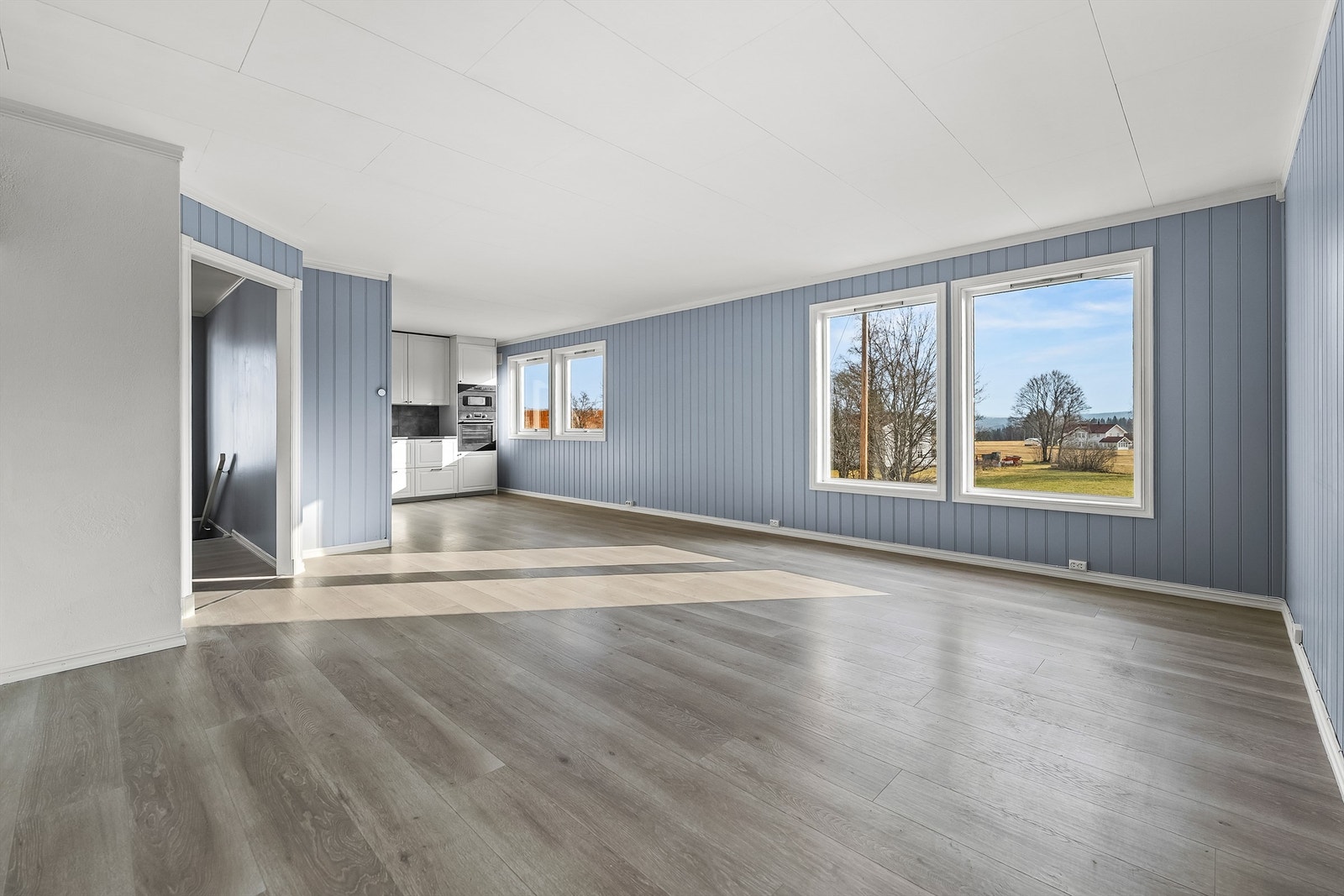 Stuen har plass til både sofagruppe og spisebord. Galleribilde