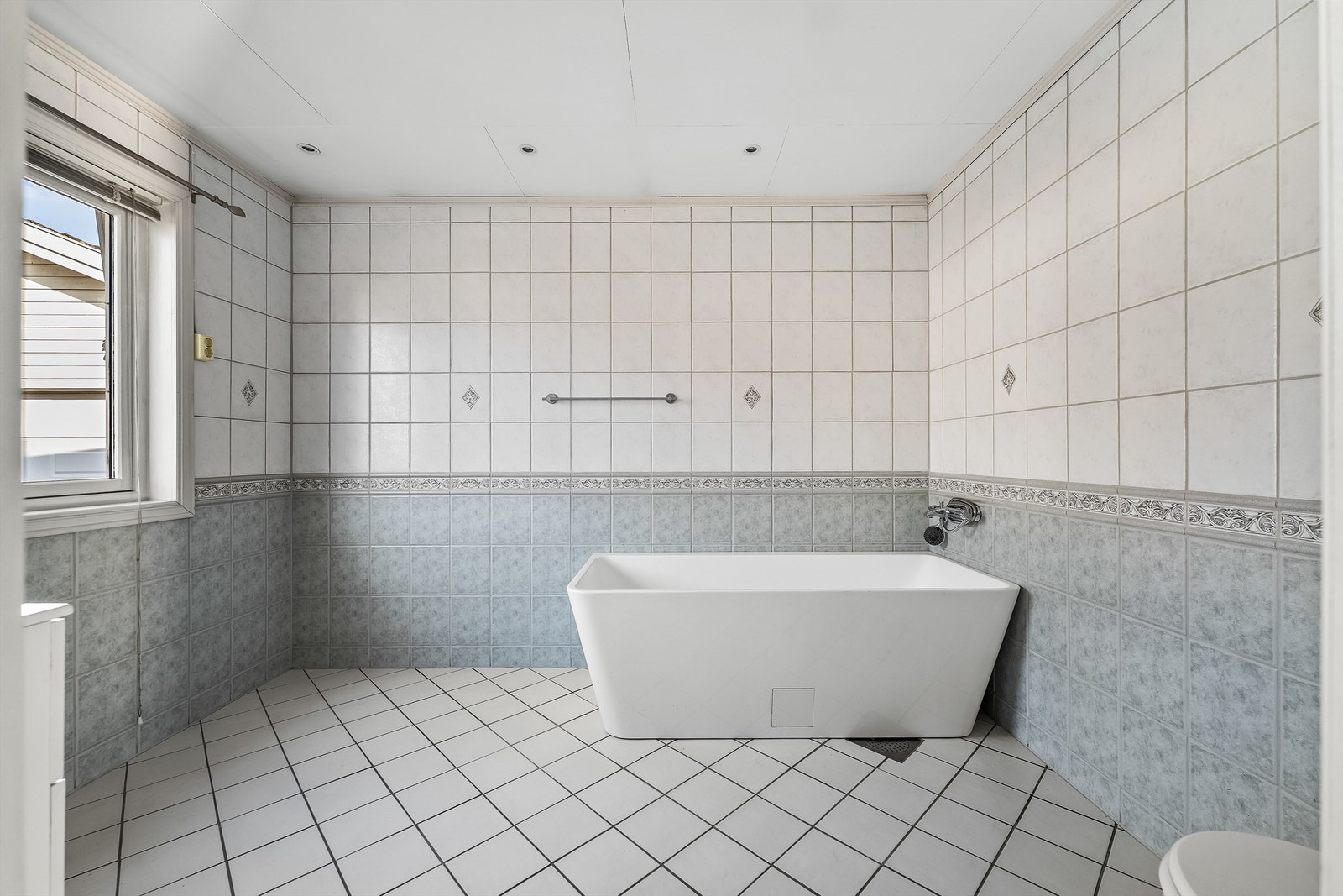 Badet er utstyrt med vegghengt toalett og servantinnredning. Galleribilde