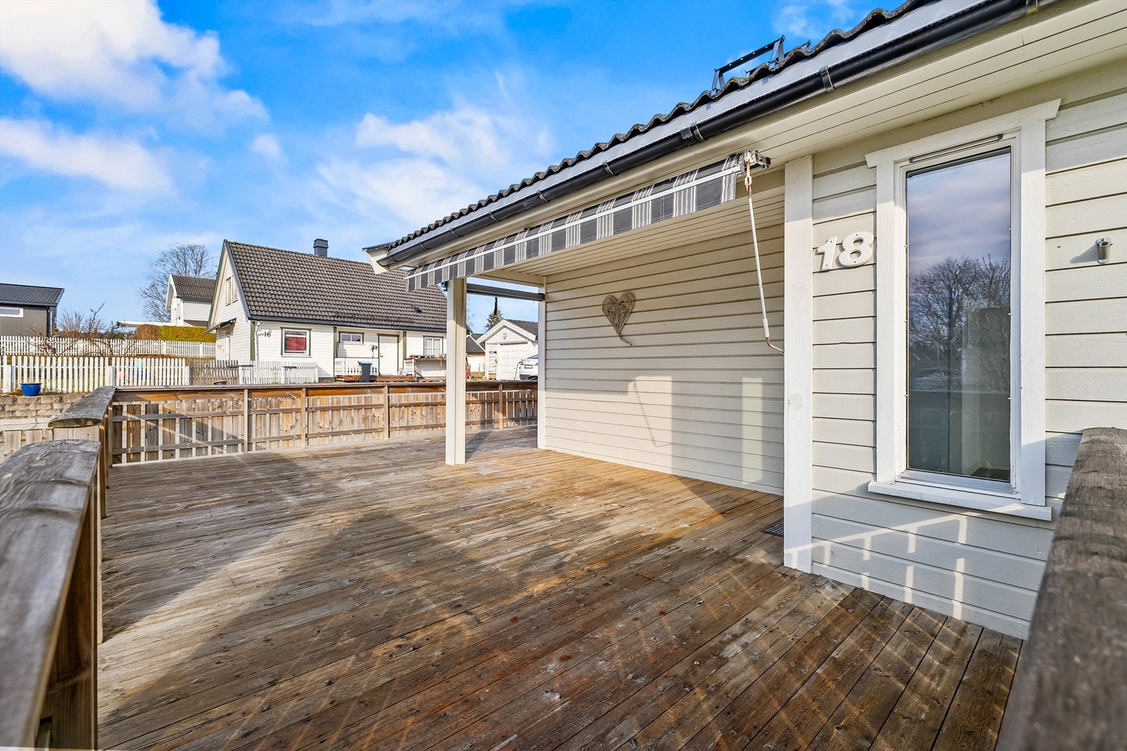 Fra stuen er det utgang til en stor terrasse på 45 kvm. med gode solforhold. Galleribilde