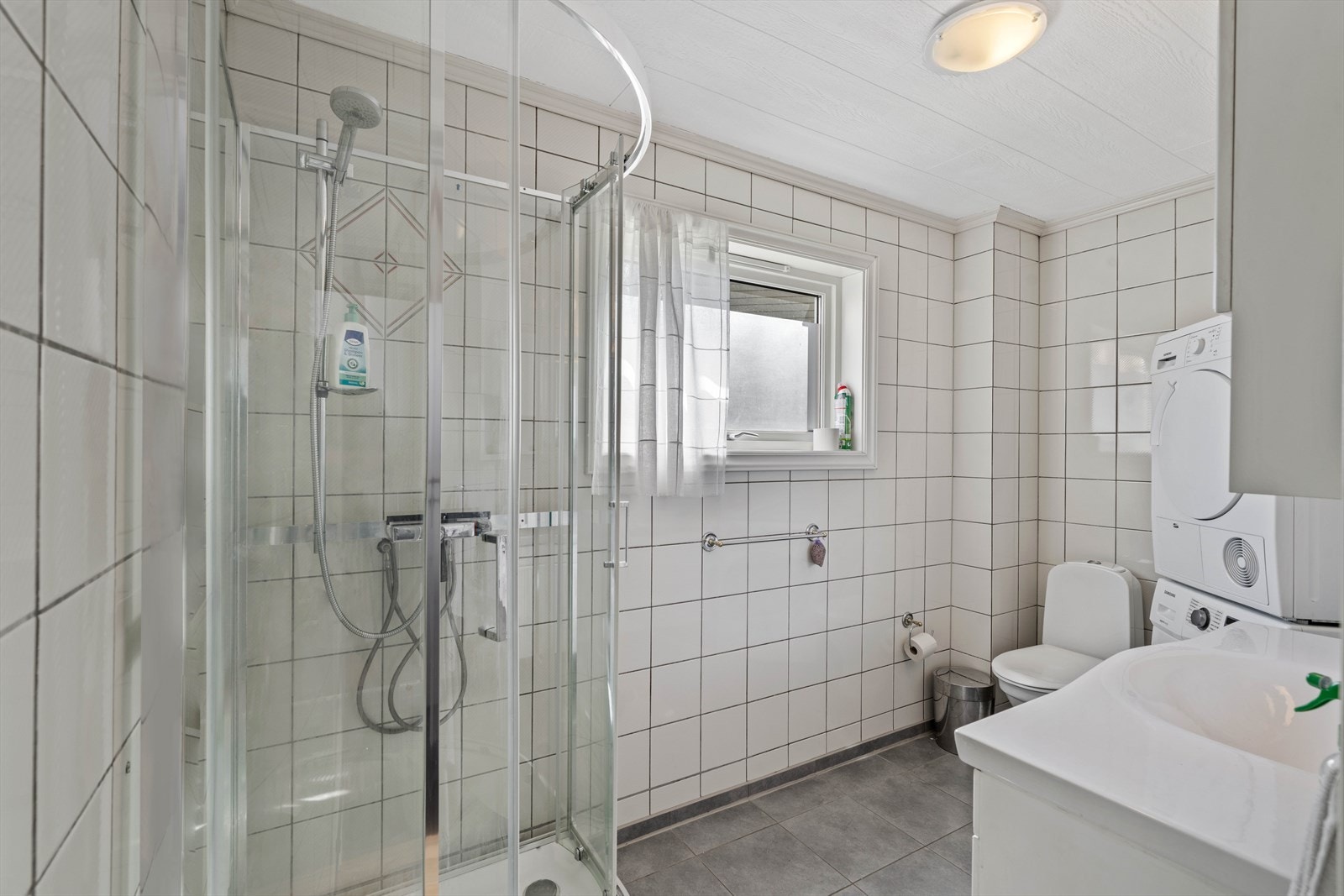 Flislagt bad med vaskemaskin og tørketrommel Galleribilde