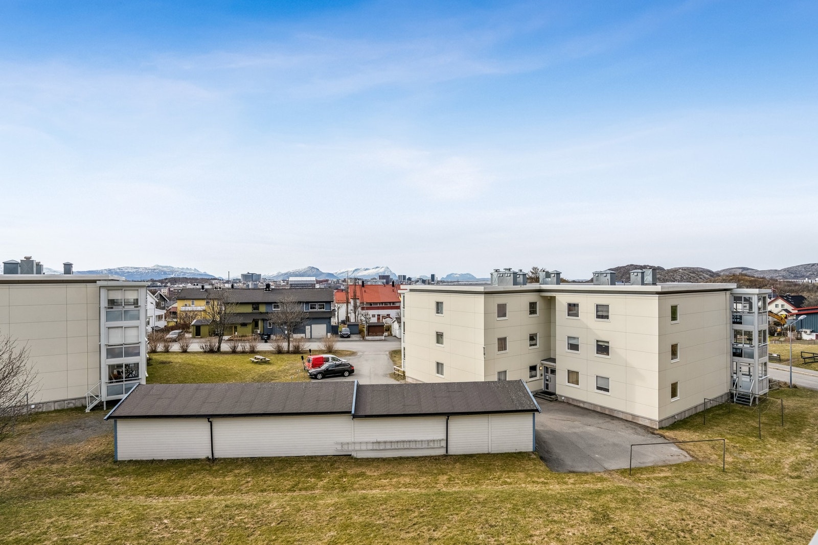 Fra leiligheten har man en åpen og vid utsikt over nærområdet. Galleribilde